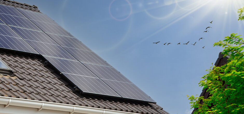 PV-Anlage mit direkter Sonneneinstrahlung