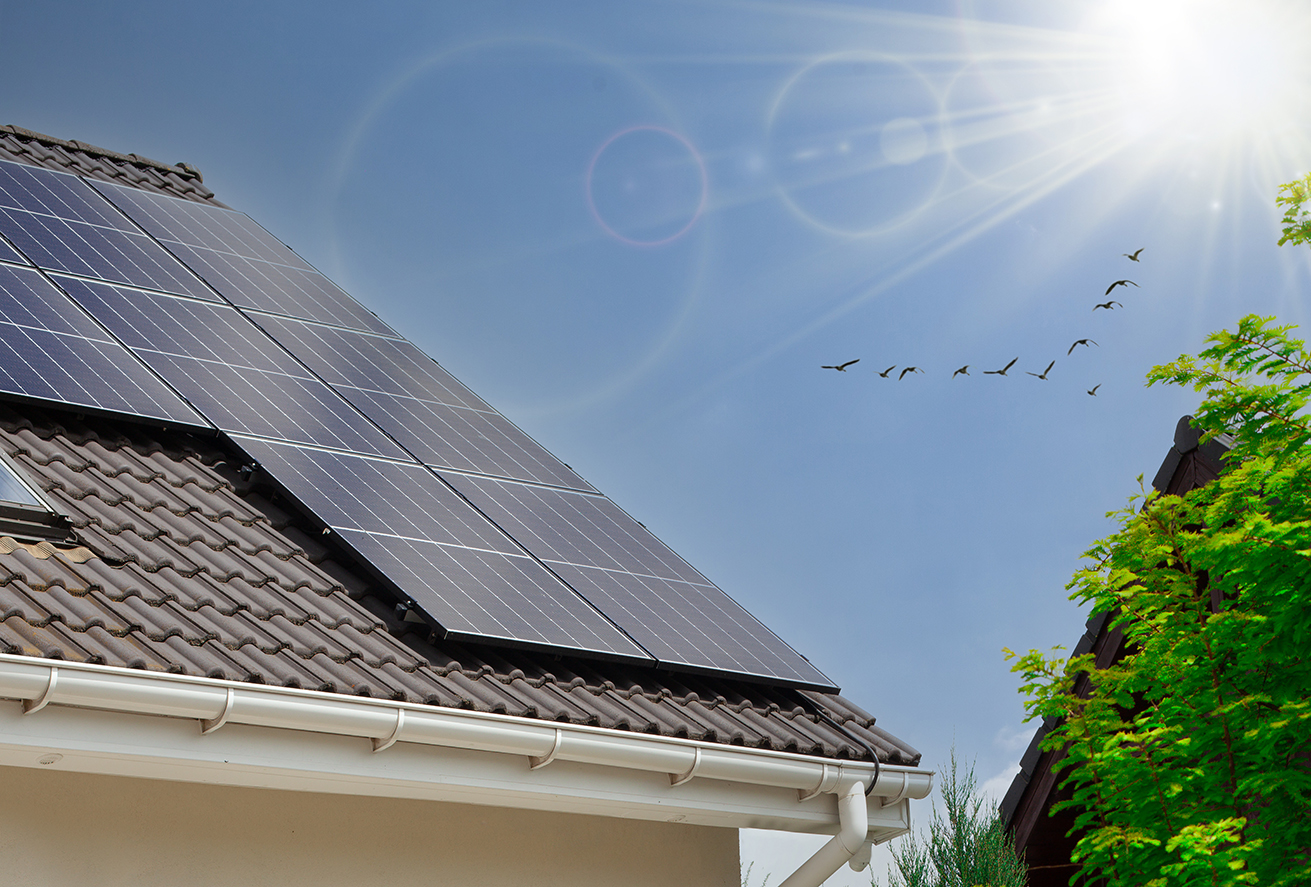 PV-Anlage mit direkter Sonneneinstrahlung