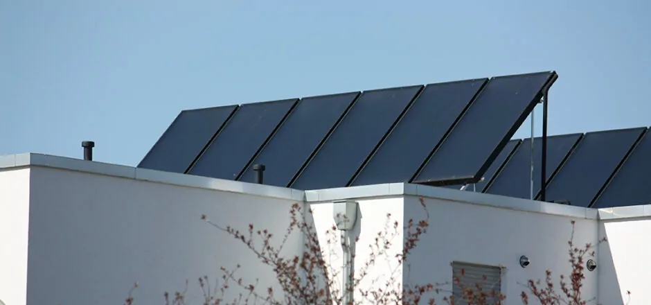 Auch auf einem Flachdach lässt sich eine Photovoltaikanlage montieren