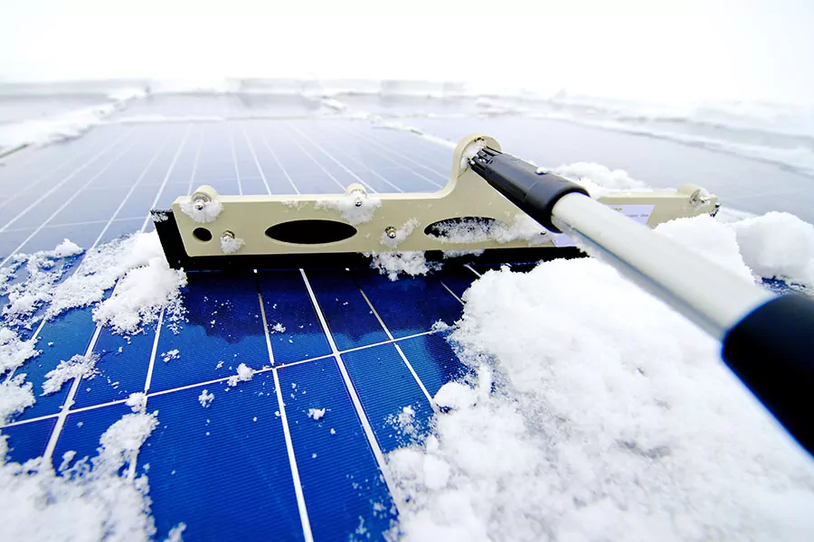 Die Photovoltaikanlage im Winter von Schnee zu befreifen erhöht das Unfallrisiko. Lassen Sie den Schnee von der Photovoltaikanlage abrutschen