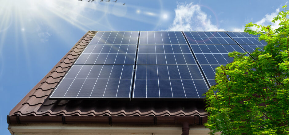 Solaranlage auf einem Dach mit Cloud Speichersystem