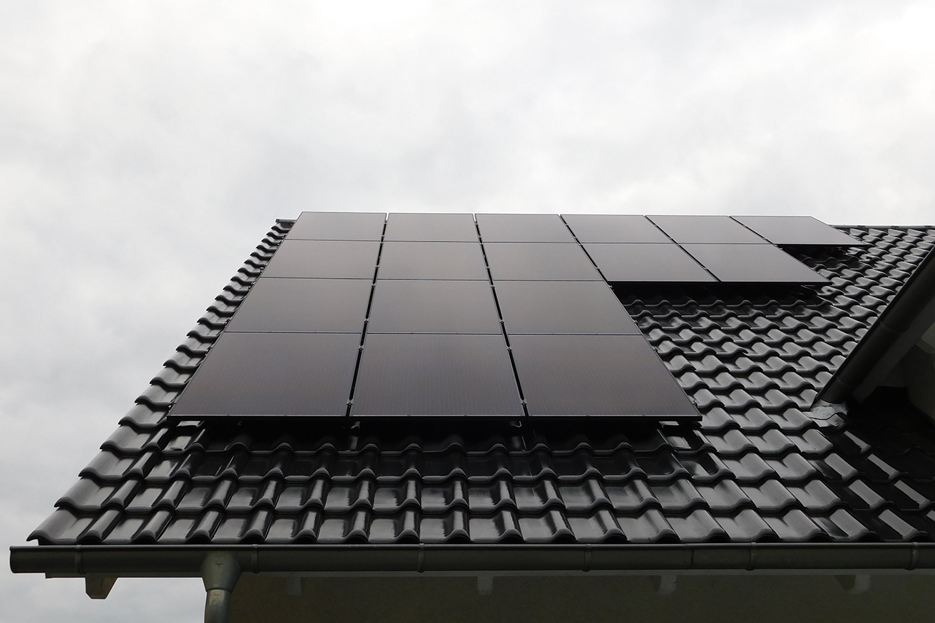 Photovoltaikanlage auf dem Dach eines Einfamilienhauses