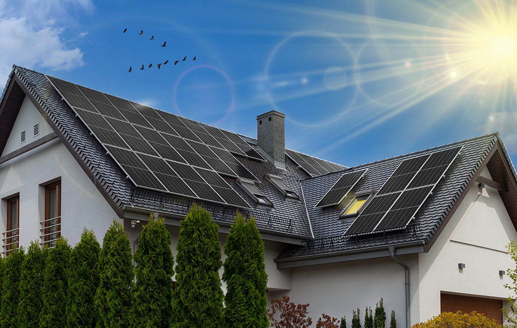 Solarmodule auf einem Haus mit Giebeldach