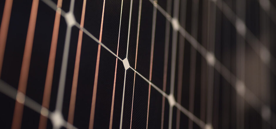Schwarzes Solarpanel einer PV-Anlage