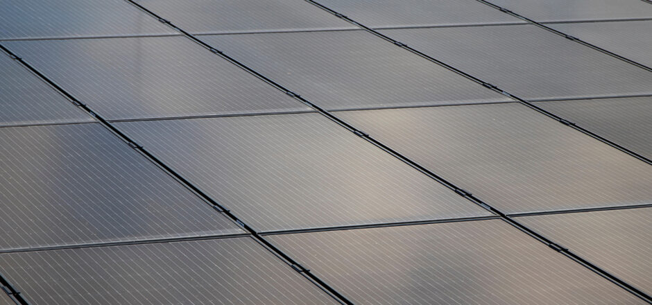 Schwarze Solarpanele auf einem Dach