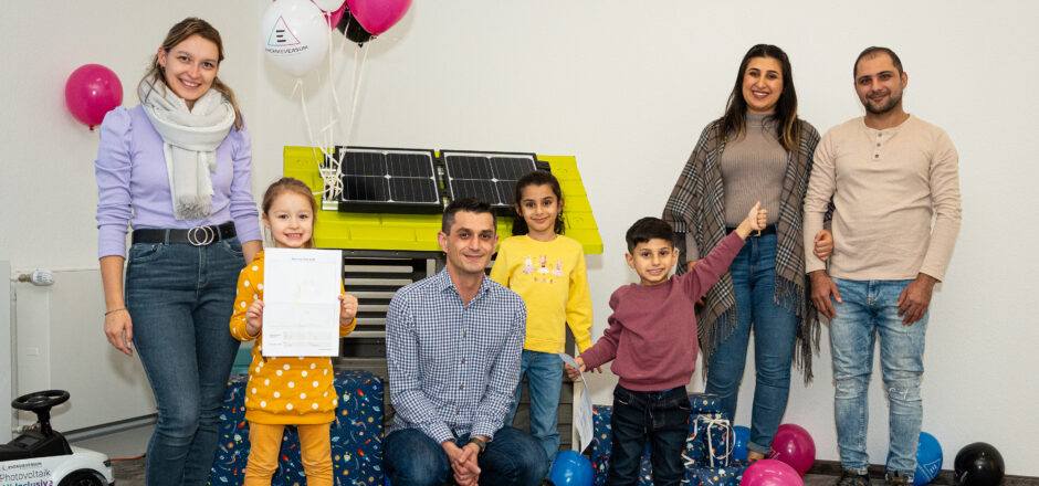 Der Energieversum-Malwettbewerb endet mit der feierlichen Übergabe der Geschenke: (von links) Erika und Mia Minin, Fatlum Duraku (Personalleiter Energieversum) sowie Maya, Rawand, Hevin und Saad Hussein.