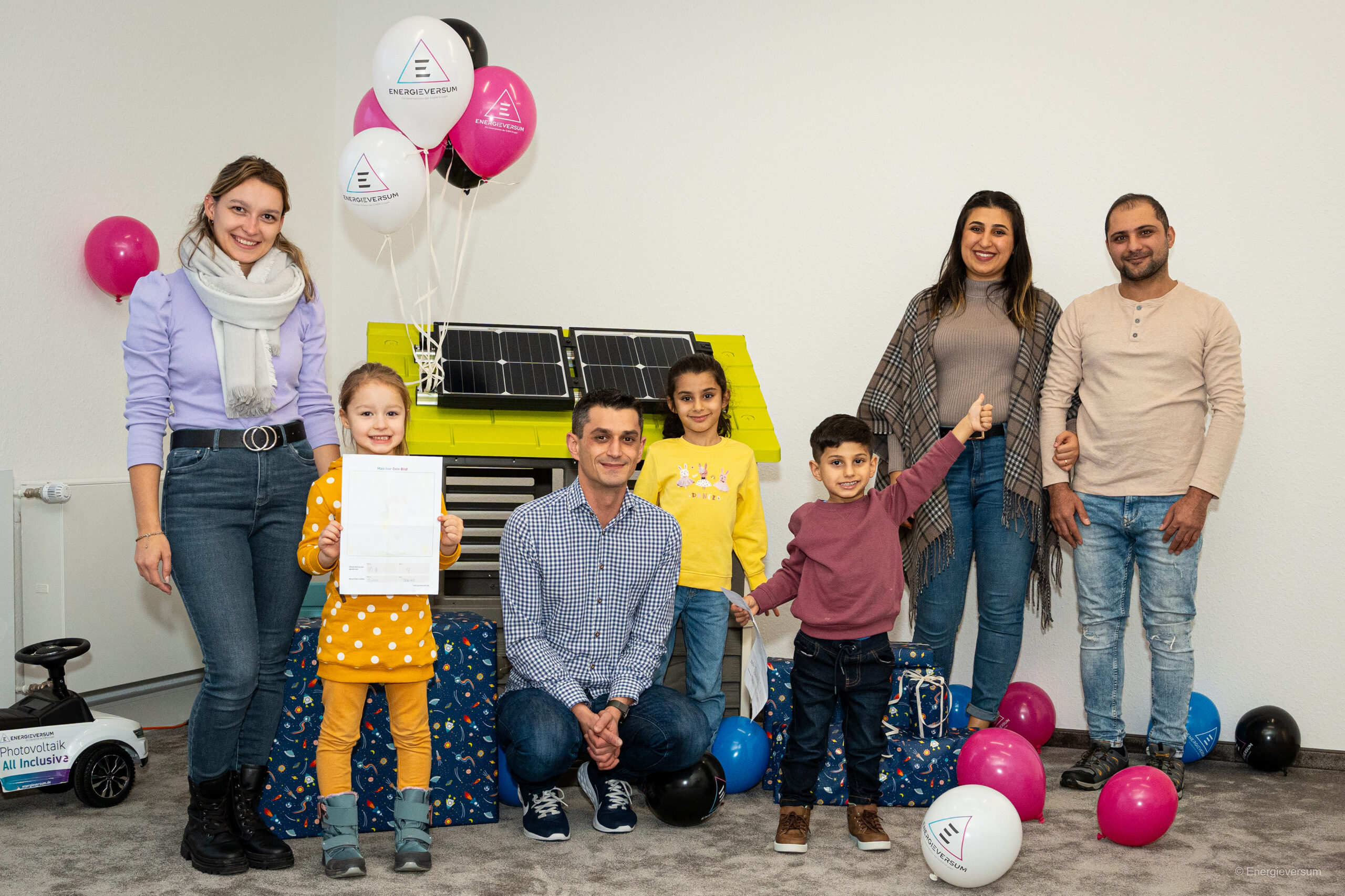 Der Energieversum-Malwettbewerb endet mit der feierlichen Übergabe der Geschenke: (von links) Erika und Mia Minin, Fatlum Duraku (Personalleiter Energieversum) sowie Maya, Rawand, Hevin und Saad Hussein.