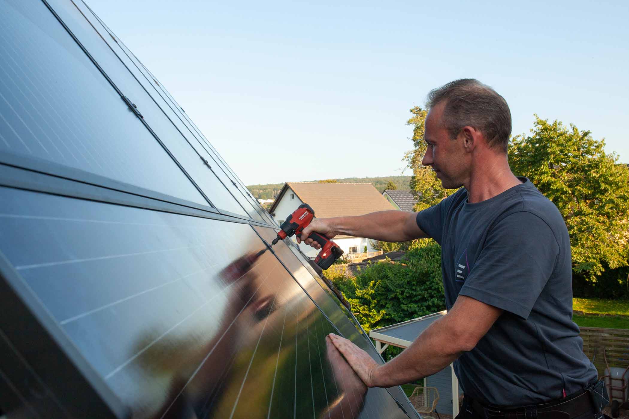 Montage von Solarmodulen bei Energieversum
